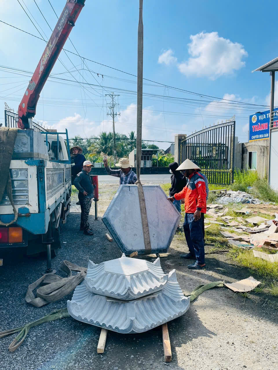 Nhật Ký Quá Trình Lắp Đặt Mộ Tháp Lưu Giữ Tro Cốt Cái Bè Tiền Giang 6 - Đá mỹ nghệ Hoa Lư 7 gio sang bat dau xuong hang da duong xuong tai Ninh Binh Van chuyen vao bang xe tai lon - Đá mỹ nghệ Hoa Lư