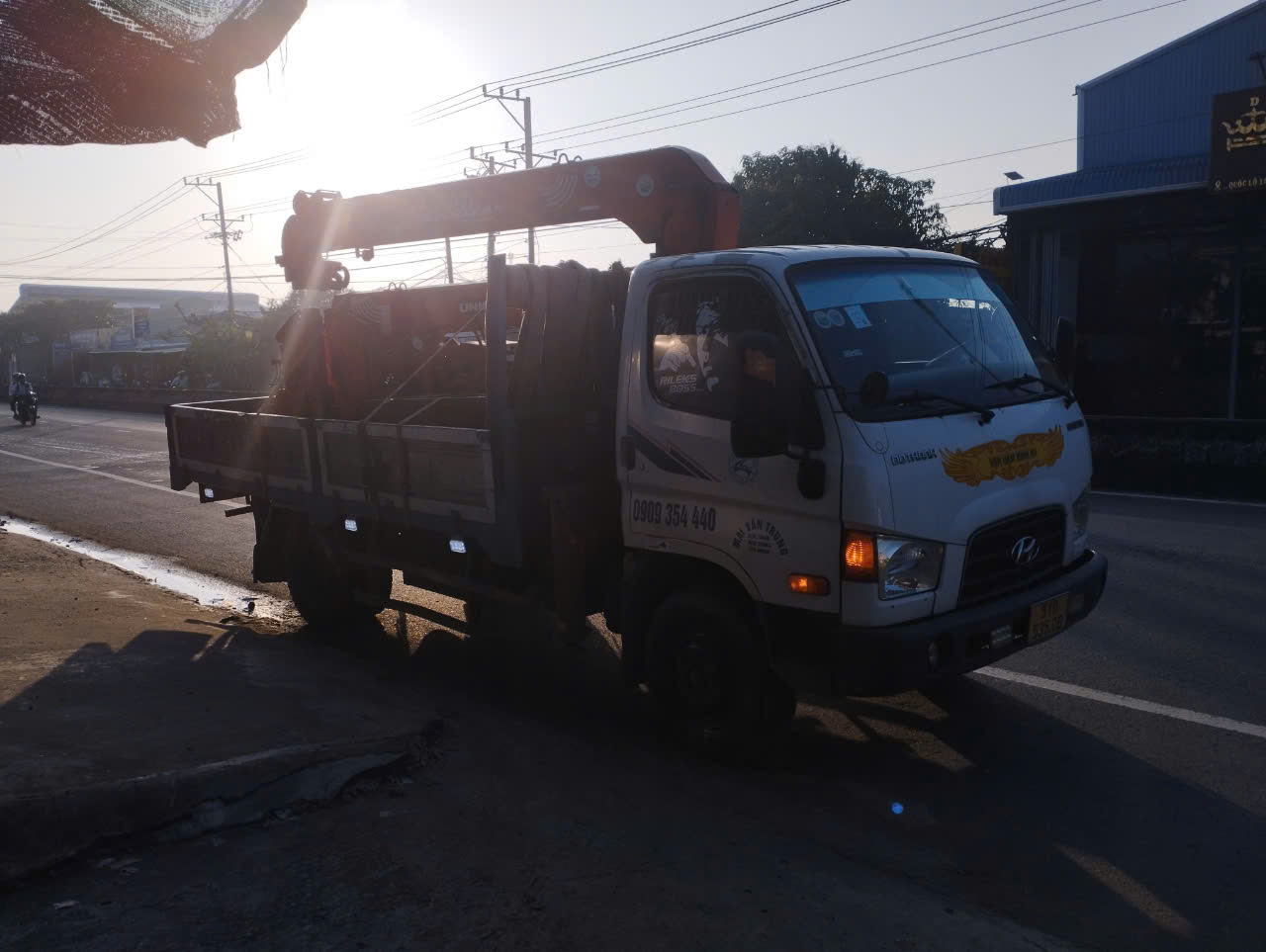 Nhật Ký Quá Trình Lắp Đặt Mộ Tháp Lưu Giữ Tro Cốt Cái Bè Tiền Giang 2 - Đá mỹ nghệ Hoa Lư 7 giờ sáng xe chuyên dụng hỗ trợ cẩu hàng đợi sẵn