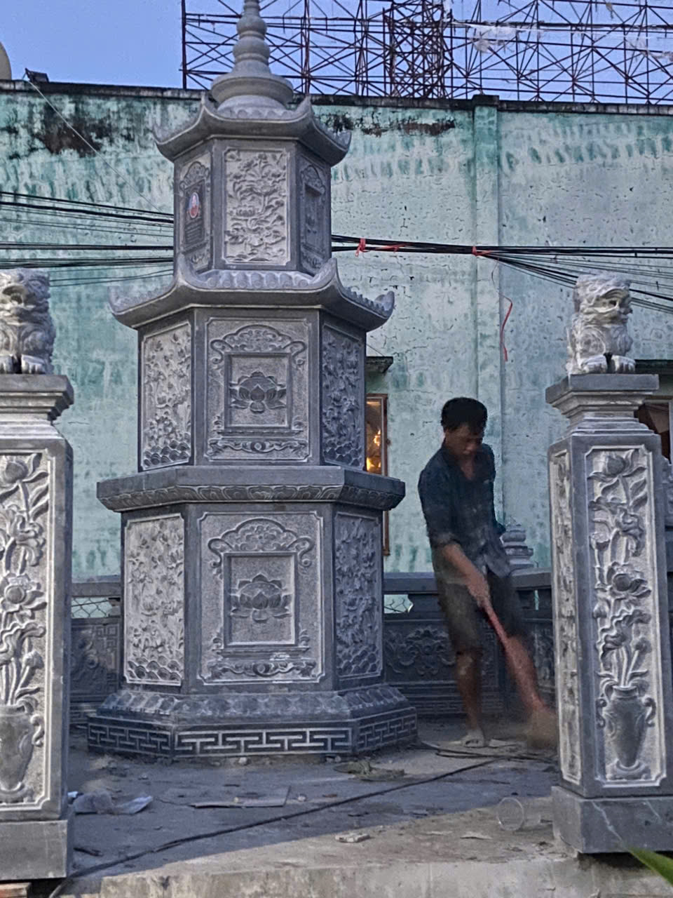 Nhật Ký Quá Trình Lắp Đặt Mộ Tháp Lưu Giữ Tro Cốt Cái Bè Tiền Giang 17 - Đá mỹ nghệ Hoa Lư hoan thien lap dat mo thap va lan can tien hanh ve sinh de ban giao - Đá mỹ nghệ Hoa Lư